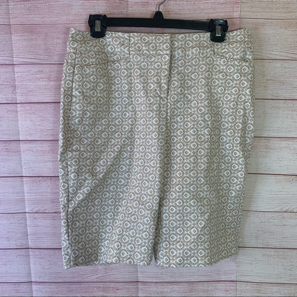 White House Black Market Tan White Print Shorts‎ Size 6